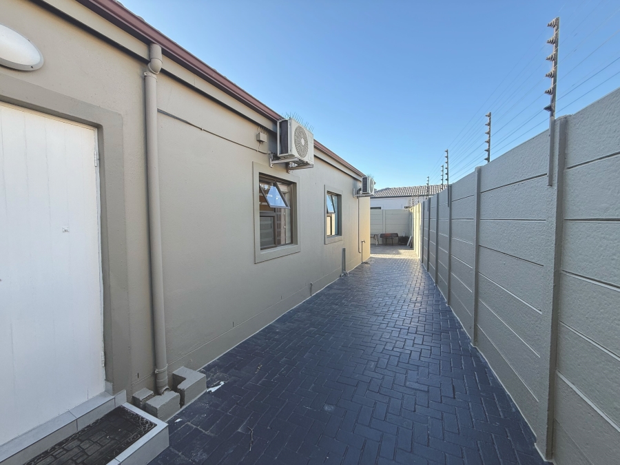 5 Bedroom Property for Sale in Parklands North Western Cape
